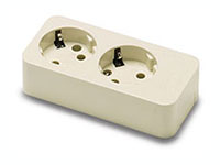 FAMATEL 2502 Base doble 16A-250V TT lateral de color blanco