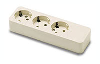 FAMATEL 2503 Base triple 16A-250V TT lateral de color blanco