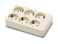 FAMATEL 2506 Base 6 tomas 16A-250V TT lateral de color blanco