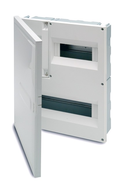 FAMATEL 3320-P Caja ICP32 18-22 elementos con puerta