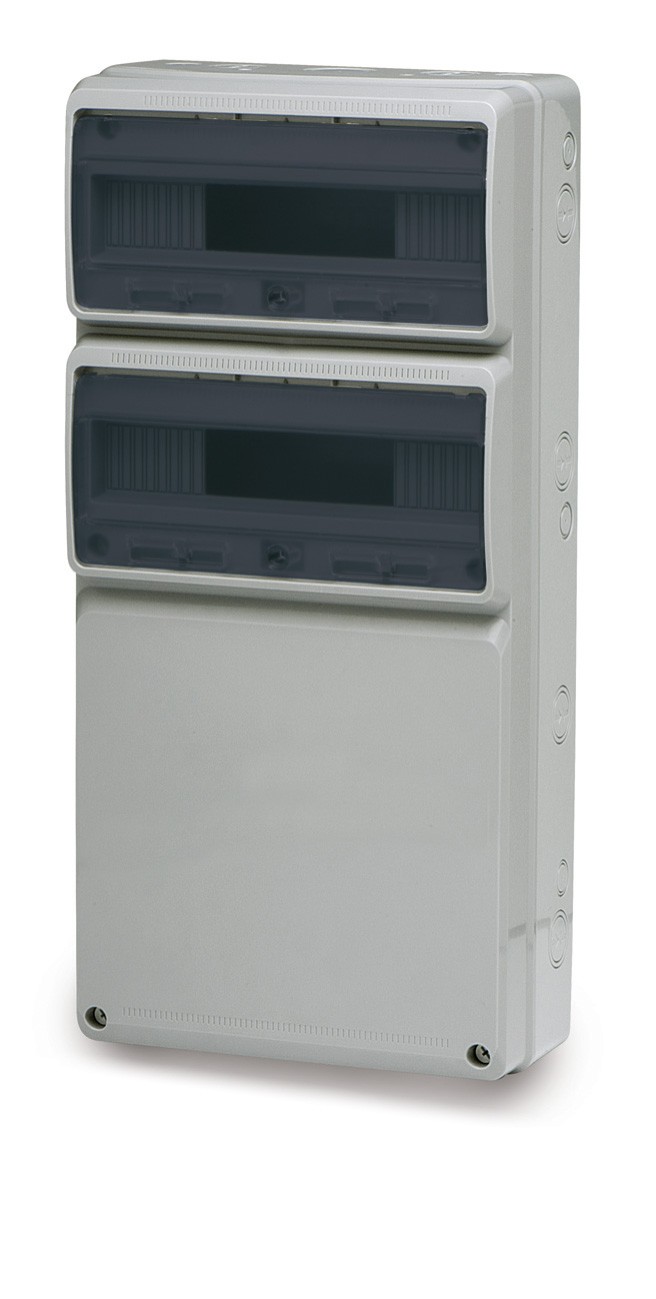 FAMATEL 3977 Caja envolvente ciega 32 módulos IP65